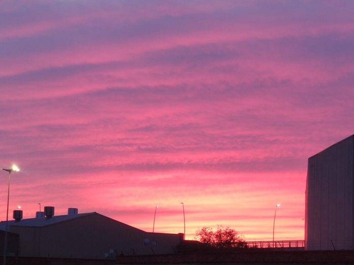 FOTOGRAFÍA. VILADECANS (BARCELONA) ESPAÑA, 14 DE SEPTIEMBRE DE 2023. Amanecer en la ciudad de la comarca del Bajo Llobregat, Viladecans. Lasvocesdelpueblo (4)
