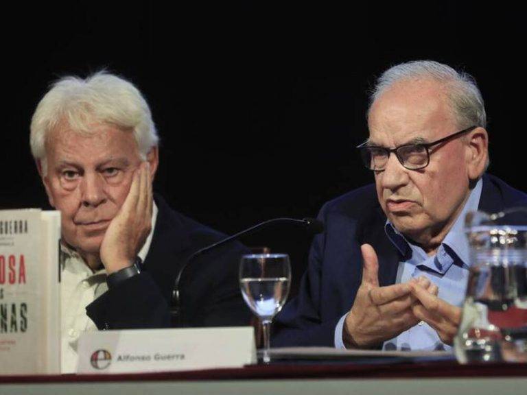 FOTOGRAFÍA. MADRID (ESPAÑA), 20 DE SEPTIEMBRE DE 2023. Guerra: La decisión sobre Puigdemont no es de la Fiscalía sino del Tribunal Supremo. El ex vicepresidente del Gobierno Alfonso Guerra (d), junto al ex presidente del Gobierno Felipe González (i), durante la presentación de su libro 'La rosa y las espinas: El hombre detrás del político', este miércoles en el Ateneo de Madrid. Efe