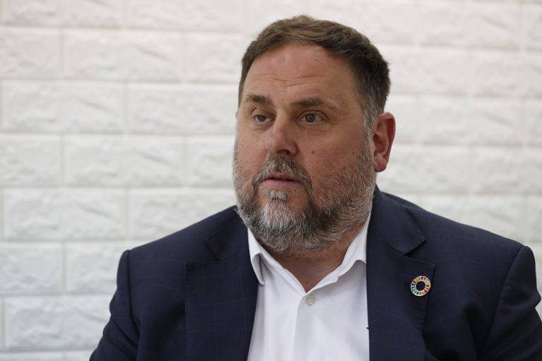 FOTOGRAFÍA. (BARCELONA) REINO DE ESPAÑA, 03 DE SEPTIEMBRE DE 2023. Detalle del presidente de la ultraizquierda separatista Esquerra Republicana de Catalunya (ERC), indultado criminal condenado por el ataque a la democracia en Cataluña, Oriol Junqueras Vies, durante una entrevista con Lavanguardia en la que sostiene sobre las negociaciones para investir al presidente de Gobierno en funciones y candidato del PSOE a la investidura, Pedro Sánchez Pérez-Castejón, que "la amnistía es condición necesaria pero no suficiente para resolver el conflicto" en Cataluña, ya que es "imprescindible" plantear además un referéndum de autodeterminación. En una entrevista que publica hoy domingo el periódico La Vanguardia, Junqueras afirma que el PSOE, en la medida en que se considere un partido "comprometido con la democracia, también tiene que estar plenamente comprometido con el derecho de los ciudadanos en Catalunya a decidir sobre su futuro". Oriol Junqueras dibuja en la entrevista el marco de la negociación para investir a Pedro Sánchez, que pasa primero por la amnistía, pero después también por hablar sobre la autodeterminación de Cataluña. Efe