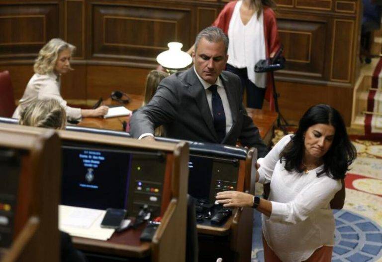 Los 33 de VOX en el patio tras abandonar el hemiciclo por «pinganillos de odio»