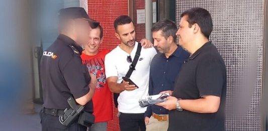 FOTOGRAFÍA. MADRID (ESPAÑA), 28 DE SEPTIEMBRE DE 2023. Los miembros del sindicato policial Equiparación Ya (EYA), junto al presidente de esta organización, Natán Espinosa Pérez (d), este jueves tras levantarse de la mesa del Consejo de la Policía, por segunda vez consecutiva, ante el rechazo del Ministerio de Interior de «tratar la petición de SUP, SPP y EYA para que se hubiera convocado una reunión extraordinaria y tratar la reciente sentencia de la Audiencia Nacional que obliga al Gobierno a cumplir o renegociar las cláusulas 3 y 8 (Ley de retribuciones por la equiparación salarial) del acuerdo firmado en marzo de 2018». Twitter EYA (@EYAsindicato)/Lasvocesdelpueblo (Ñ Pueblo)