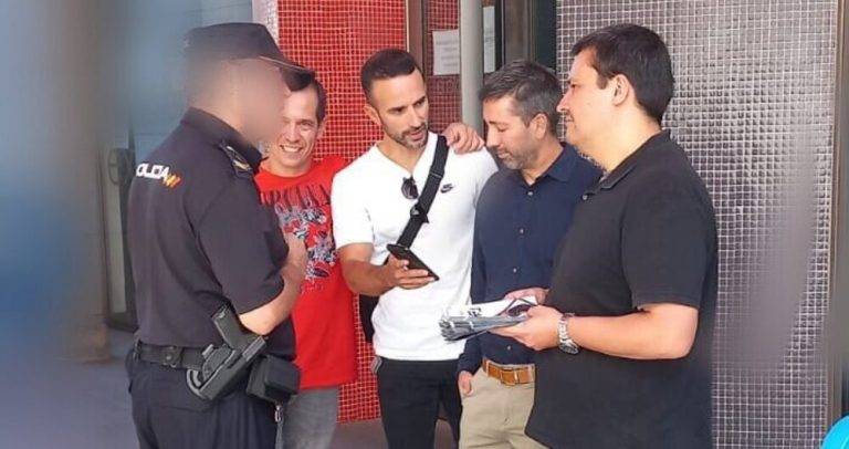 FOTOGRAFÍA. MADRID (ESPAÑA), 28 DE SEPTIEMBRE DE 2023. Los miembros del sindicato policial Equiparación Ya (EYA), junto al presidente de esta organización, Natán Espinosa Pérez (d), este jueves tras levantarse de la mesa del Consejo de la Policía, por segunda vez consecutiva, ante el rechazo del Ministerio de Interior de «tratar la petición de SUP, SPP y EYA para que se hubiera convocado una reunión extraordinaria y tratar la reciente sentencia de la Audiencia Nacional que obliga al Gobierno a cumplir o renegociar las cláusulas 3 y 8 (Ley de retribuciones por la equiparación salarial) del acuerdo firmado en marzo de 2018». Twitter EYA (@EYAsindicato)/Lasvocesdelpueblo (Ñ Pueblo)