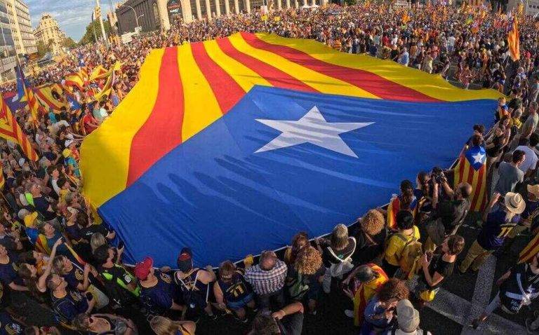 FOTOGRAFÍA. BARCELONA (ESPAÑA), 11 DE SEPTIEMBRE DE 2023. El secesionismo afronta su peor otoño desde el inicio del Procés.- ANC pide nuevas elecciones en octubre. La principal asociación separatista en Cataluña, Asamblea Nacional catalana (ANC), que preside Dolors Feliu Torrent, junto a otras entidades secesionistas, Ómniu Cultural Asociación de Municipios por la Independencia de Cataluña (AMI), Consejo del estado de la República Catalana y el sindicato Intersindical-CSC, movilizan solo a 115 manifestantes en las calles del centro de Barcelona, con el motivo d ela Diada de Catalunya 2023. Si la cifra de 2022 (150 personas, según Guardia Urbana, era una catástrofe respecto a los 2.000.000 de manifestantes de los inicios del procés, la de este 2023 ha sido un pinchazo histórico. Desde ANC, han dicho que la cifra es de «800.000 personas (Aquest any hem estat més de 800.000 manifestants a la manifestació de l'@assemblea d'aquesta #Diada2023)», y es que no se lo creen ellos mismo. Twitter ANC/Lasvocesdelpueblo (Ñ Pueblo)