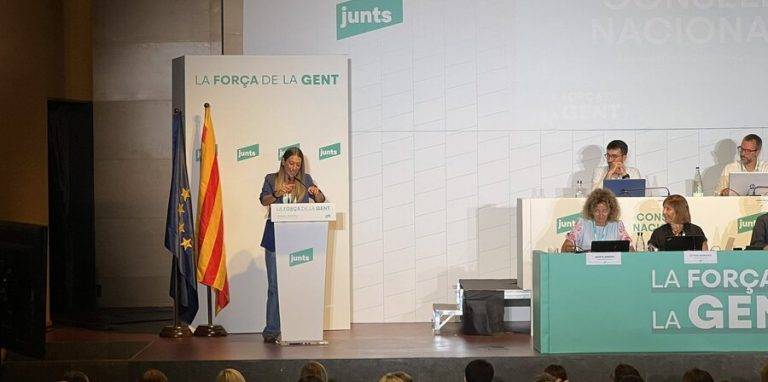 FOTOGRAFÍA. MATARÒ (BARCELONA) ESPAÑA, 16 DE SEPTIEMBRE DE 2023. "JxCat está preparado para cualquier eventualidad". Miriam Nogueras Camero, portavoz de la derecha separatista fundada por el golpista prófugo de la Justicia y eurodiputado sin inmunidad parlamentaria Carles Puigdemont Casamajò, Juntos por Cataluña -Junts per Catalunya- (JxCat) o Junts, en el Congreso de los Diputados, en el consejo regional de esta formación política antiespañola este sábado en mataró, capital de la comarca del Maresme, provincia de Barcelona, y advierte de que si el PSOE y Sumar quieren los síes de JxCat a la investidura dle candidato socialista a la reelección Pedro Sánchez Pérez Castejón, deben pagar "por adelantado", aprobando la Ley de amnistía dle Procés antes del noviembre, fecha límite para que se disuelve las Cortes generales y convoquen nuevas elecciones. Lasvocesdelpueblo (Ñ Pueblo)