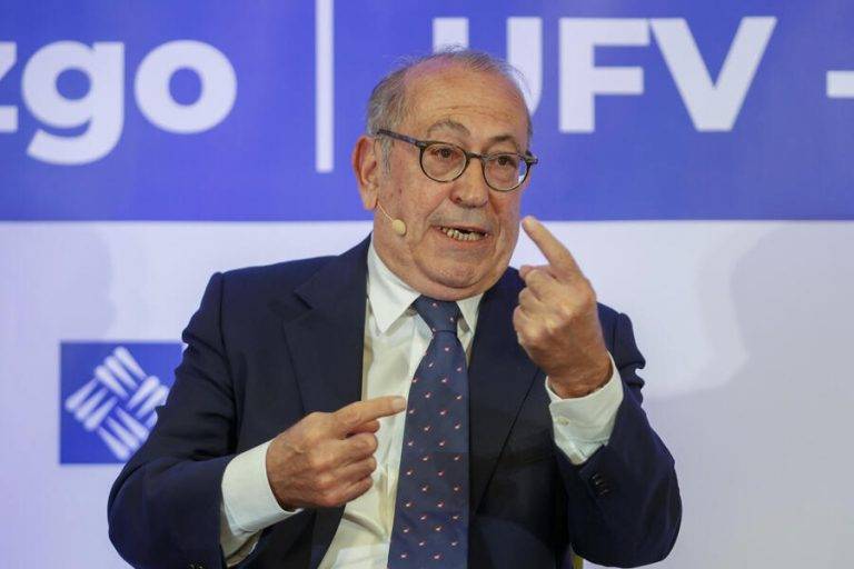 Sánchez expulsa a un Redondo que se afilió al PSOE en 1975