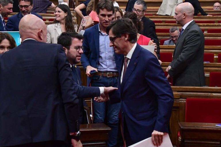 FOTOGRAFÍA. BARCELONA (ESPAÑA), 27 DE SEPTIEMBRE DE 2023. El presidente del régimen separatista que ocupa el Gobierno de la Generalidad de Cataluña y coordinador general de la ultraizquierda separatista, Pere Aragonés García (c-i), saluda al presidente del Grupo Parlamentario del PSC, líder de esta formación en Cataluña y exministro de sanidad del Gobierno de coalición de España, Salvador Illa Roca (d), durante el debate de política general de Cataluña. Parlamento de Cataluña/Lasvocesdelpueblo (Ñ Pueblo)