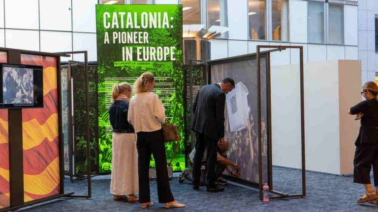 Quita lazos separatistas actúan en el Parlamento Europeo