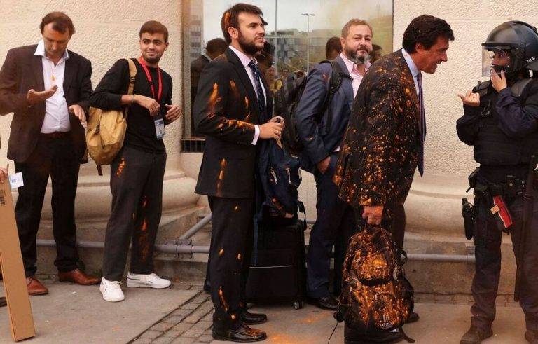 Barcelona| Grupos ultras atacan con pintura a asistentes a «The District»