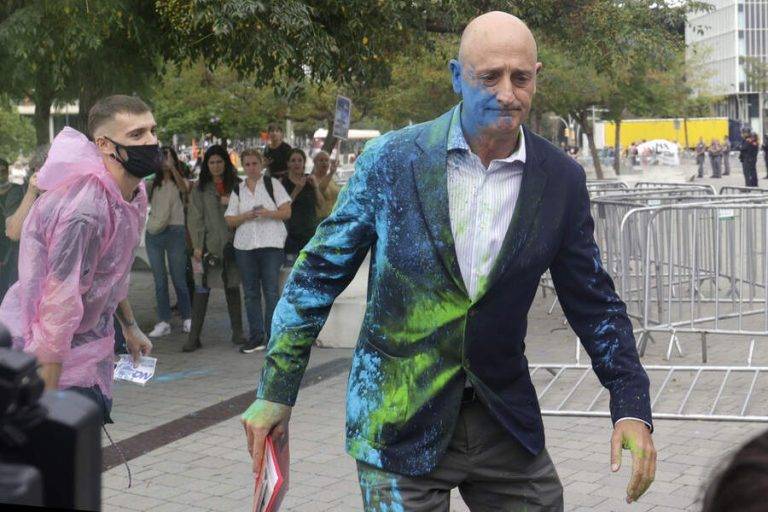 Barcelona| Ultras cubiertos con chubasqueros y máscaras atacan The District