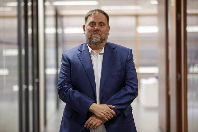 junqueras- FOTOGRAFÍA. (BARCELONA) REINO DE ESPAÑA, 03 DE SEPTIEMBRE DE 2023. Detalle del presidente de la ultraizquierda separatista Esquerra Republicana de Catalunya (ERC), indultado criminal condenado por el ataque a la democracia en Cataluña, Oriol Junqueras Vies, durante una entrevista con Lavanguardia en la que sostiene sobre las negociaciones para investir al presidente de Gobierno en funciones y candidato del PSOE a la investidura, Pedro Sánchez Pérez-Castejón, que "la amnistía es condición necesaria pero no suficiente para resolver el conflicto" en Cataluña, ya que es "imprescindible" plantear además un referéndum de autodeterminación. En una entrevista que publica hoy domingo el periódico La Vanguardia, Junqueras afirma que el PSOE, en la medida en que se considere un partido "comprometido con la democracia, también tiene que estar plenamente comprometido con el derecho de los ciudadanos en Catalunya a decidir sobre su futuro". Oriol Junqueras dibuja en la entrevista el marco de la negociación para investir a Pedro Sánchez, que pasa primero por la amnistía, pero después también por hablar sobre la autodeterminación de Cataluña. Efe