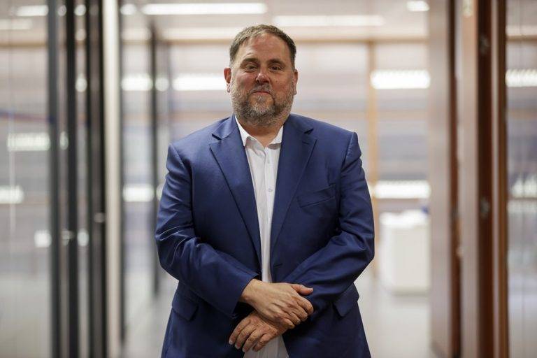 FOTOGRAFÍA. (BARCELONA) REINO DE ESPAÑA, 03 DE SEPTIEMBRE DE 2023. Detalle del presidente de la ultraizquierda separatista Esquerra Republicana de Catalunya (ERC), indultado criminal condenado por el ataque a la democracia en Cataluña, Oriol Junqueras Vies, durante una entrevista con Lavanguardia en la que sostiene sobre las negociaciones para investir al presidente de Gobierno en funciones y candidato del PSOE a la investidura, Pedro Sánchez Pérez-Castejón, que "la amnistía es condición necesaria pero no suficiente para resolver el conflicto" en Cataluña, ya que es "imprescindible" plantear además un referéndum de autodeterminación. En una entrevista que publica hoy domingo el periódico La Vanguardia, Junqueras afirma que el PSOE, en la medida en que se considere un partido "comprometido con la democracia, también tiene que estar plenamente comprometido con el derecho de los ciudadanos en Catalunya a decidir sobre su futuro". Oriol Junqueras dibuja en la entrevista el marco de la negociación para investir a Pedro Sánchez, que pasa primero por la amnistía, pero después también por hablar sobre la autodeterminación de Cataluña. Efe