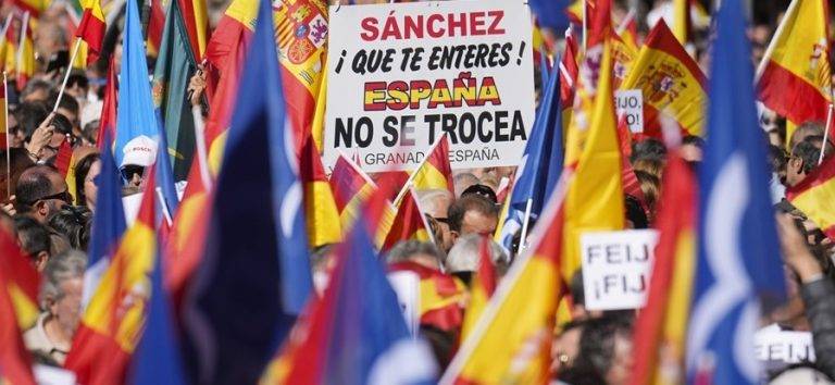 El PP abarrota Pl. Felipe II de Madrid: «¡Sánchez que te enteres! España no se trocea»
