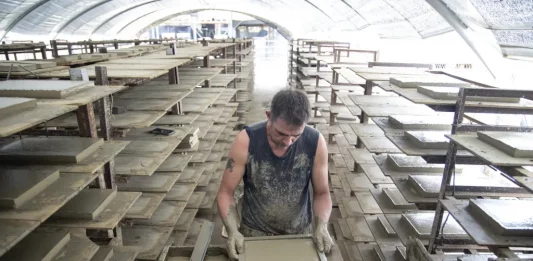 FOTOGRAFÍA. MÁLAGA (ESPAÑA), 24 DE SEPTIEMBRE DE 2023. Un operario en el centro de producción de la empresa Todobarro, que comercializa azulejo de barro cerámicos para suelos y paredes a nivel internacional. Efe