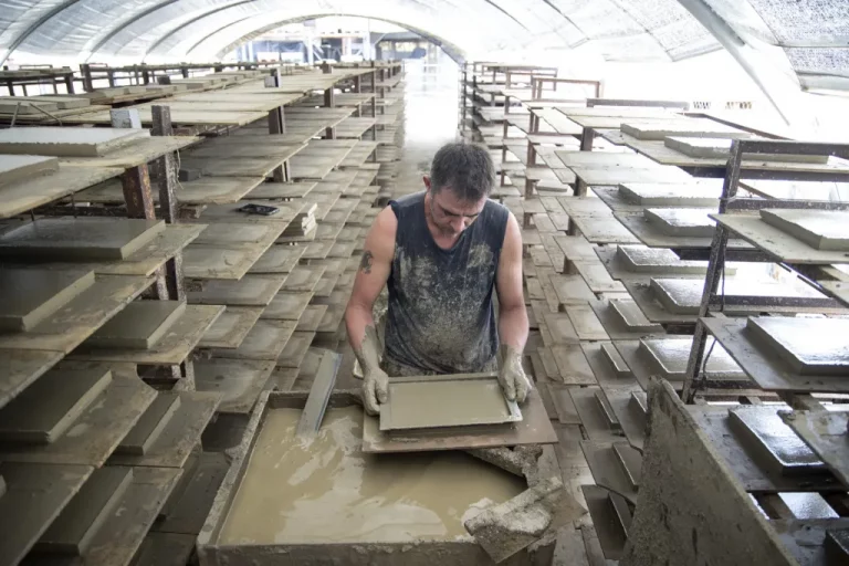 FOTOGRAFÍA. MÁLAGA (ESPAÑA), 24 DE SEPTIEMBRE DE 2023. Un operario en el centro de producción de la empresa Todobarro, que comercializa azulejo de barro cerámicos para suelos y paredes a nivel internacional. Efe