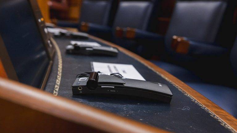 Pinganillos de Odio y división| VOX se querella contra Armengol