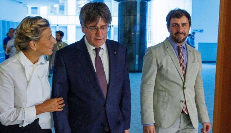 VOX ve alta traición de Sumar y Díaz en la reunión co Puigdemont