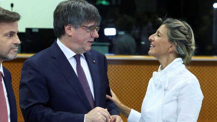 FOTOGRAFÍA. BRUSELAS (BÉLGICA) 04 DE SEPTIEMBRE DE 2023. ¿Qué es el fascismo? La nueva líder de la nueva coalición de las ultraizquierdas SUMAR -marca electoral que sustituye a la coalición Unidas Podemos- vicepresidente del Gobierno de coalición en funciones de España que preside Pedro Sánchez Pérez Castejón (PSOE) y miembro del Partido Comunista de España (PCE), Yolanda Díaz Pérez (2 d); blanquea al golpista prófugo de la Justicia española, expresidente del Gobierno de la Generalidad de Cataluña, eurodiputado sin inmunidad parlamentaria de JxCat y fundador de esta derecha separatista (JxCat), Carles Puigdemont Casamajò (2i), en una reunión en Bruselas (Bélgica), junto  con otro golpista fugados de la Justicia, Antonio Comín Oliveres (d); y al negociador de Sumar para la investidura, teniente de alcaldesa del Ayuntamiento de Barcelona por Barcelona en Común de la exalcaldesa de Barcelona Ada Colau Ballano y diputado en las Cortes Generales en las XIII y XIV legislaturas por En Común Podemo -marca de Unidas Podemos en Cataluña- Podemos Jaume Asens Llodrá (i). Efe