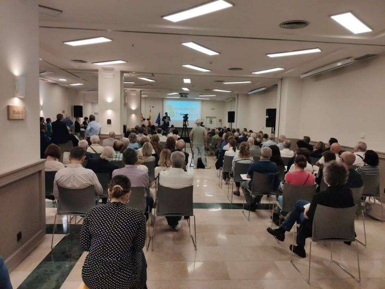 Premio a héroes del 1-O| Un homenaje a policías y guardias civiles: «España no tiene derecho a pedir perdón»