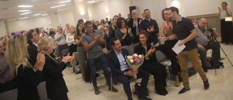 FOTOGRAFÍA. BARCELONA (ESPAÑA), 20 DE OCTUBRE DE 2023. En la imagen, agente del Cuerpo Nacional de Policía en las Unidades de Intervención Policial (UIP), que sobrevivió del infierno de las bandas organizadas de la esvástica amarilla, tras la publicación de la sentencia del golpe y que  la gravedad de sus heridos le obligó a "jubilarse", Álvaro González Burón (4d) junto a su mujer, recibe su reconocimiento, en representación de todos sus compañeros, de un auditorio "Colón" Hotel Innside Barcelona Apolo en pie, acto organizado por la entidad catalana Asociación presidida por la Tolerancia (AT) e Ingeniero químico, C. B. L. (i). Cataluña rinde un histórico homenaje a los héroes del 1-O, elegido por un jurado de la Asociación por la Tolerancia "29° Premio a la Tolerancia", por defender la legalidad y la unidad nacional, plantando cara a las turbas y milicias del régimen de la esvástica amarilla por las calles de toda Cataluña el 1 de octubre de 2017, en marco de la llamada "Operación Copérnico", autorizada por el Tribunal Superior de Justicia de Cataluña (TSJC), en cumplimiento de la sentencia del Tribunal Constitucional, para impedir el golpe de estado, con el que los fanáticos supremacistas querían convertir la mayoría de catalanes en extranjeros en su propio país, España. Lasvocesdelpueblo (Ñ Pueblo)