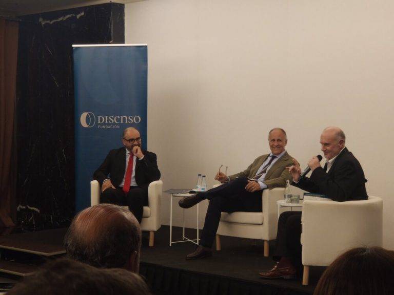 FOTOGRAFÍA. BARCELONA (ESPAÑA), 26 DE OCTUBRE DE 2023. Carta de una joven española a Fundación «Disenso».- El profesor de Economía aplicada en la Universidad Autonoma de Barcelona, Ferran Brunet Cid (d); y el abogado en ejercicio -especialista en derecho público-, profesor asociado universitario y jefe de estudios y formación de la fundación Disenso,  Ricardo Ruiz de la Serna (i); ofrecen una conferencia, titulada "El acoso fiscal en Cataluña", organizada por fundación Disenso y presentada por el economista, profesor y autor, Jorge Soley Climent (c); este jueves en Barcelona. Lasvocesdelpueblo (Ñ Pueblo) 