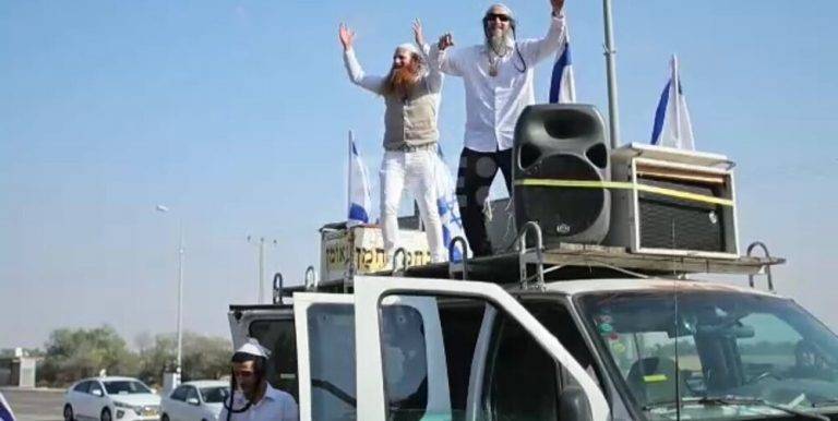 Supervivientes celebran la llegada del Ejército ante restos de terroristas del Daesh de Gaza (Hamás) 