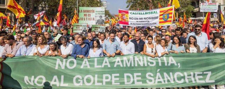 FOTOGRAFÍA. BARCELONA (ESPAÑA), 08 DE OCTUBRE DE 2023. VOX inicia la campaña del 12M en Tarrasa. VOX moviliza contra la amnistía al golpe de estado y la autodeterminación. El presidente de VOX, Santiago Abascal Conde (8d), el presidente del Grupo Parlamentario de VOX en el Parlamento de Cataluña y el secretario general, Ignacio Garriga Vaz de Concicao (7d); el vicepresidente del Comité de Acción política de VOX y jefe d ela delegación de VOX en el Parlamento Europeo, Jorge Buxadé Villalba; los vicepresidentes autonómicos de VOX: Juan García-Gallardo Frings, Alejandro Nolasco, Vicente Barrera y José Ángel Antelo; la portavoz parlamentaria de VOX en el Congreso de los Diputados, María José Rodríguez de Millán Parro (Pepa Millán) (9d), el diputado nacional de VOX por Barcelona, Juan José Aizcorbe Torra (6d), y los diputados provinciales, entre ellos: Jordi de la Fuente (Barcelona); los Diputados en el Parlamento de Cataluña: Isabel Lázaro Pina (Tarragona) (12d); Toni López (Lérida); Alberto Tarradas Peneque (Gerona) (15 d), Mónica Lora Cisquer (Barcelona) (2d); Andrés Bello Sanz (Barcelona), María Elisa García Fuster (Barcelona) (4d), el presidente provincial de VOX Barcelona y portavoz del Grupo Parlamentario en Cataluña, Joan Garriga Doménech (10d), así como el concejal de VOX en el Ayuntamiento de Barcelona, Gonzalo de Oro-Pulido Plaza (11d), y los concejales de este partido en Cataluña. También, destacó la presencia de la portavoz del grupo parlamentario de VOX en la Asamblea de Madrid, Rocío Monasterio San Martín (5d); la presidente de las Cortes Valencianas por VOX, María de los Llanos Massó Linares (Llanos Massó) (3d), entre otros. Lasvocesdelpueblo (Ñ Pueblo)