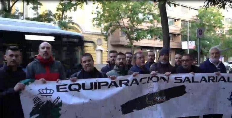 EYA traslada su protesta de la mesa del Consejo de la Policía a la calle