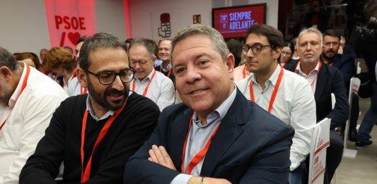 FOTOGRAFÍA. MADRID (ESPAÑA), 28 DE OCTUBRE DE 2023. Page (PSOE): Nuestro único argumento es que viene VOX. El presidente de Castilla la Mancha, Emiliano García Page (d) durante la reunión de Comité Federal del PSOE, este sábado en la sede de Ferraz, en Madrid. Efe