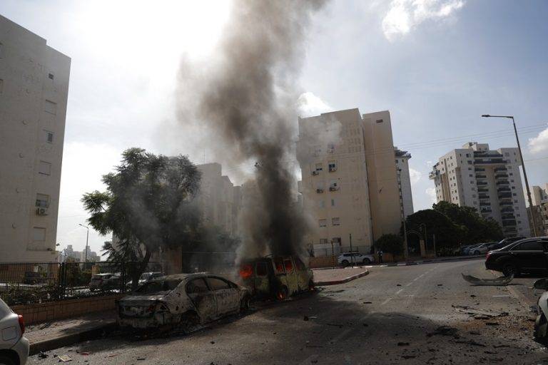 FOTOGRAFÍA. ASHKELON (ISRAEL), 07 DE OCTUBRE DE 2023. Automóviles destrozados y edificios dañados en la ciudad israelí de Ashkelon tras un ataque masivo de los grupos terroristas palestinos de Hamás contra el pueblo judío. parece ser que ha sido un ataque sorpresa. Medios israelíes dicen que se ha registrado muchos muertos entre civiles. Algunas fuentes, aún no verificada, avanzan también un ataque masivo en la frontera sur con la Franja de gaza (Palestina) donde la juventud israelí celebra un festival de música. podría haber muchos muertos, dicen estas fuentes sin pruebas aún. Efe