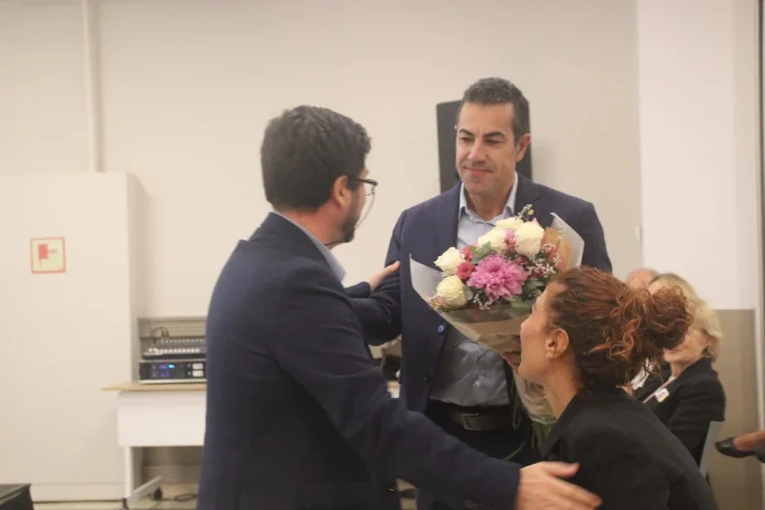 FOTOGRAFÍA. BARCELONA (ESPAÑA), 20 DE OCTUBRE DE 2023. En la imagen, agente del Cuerpo Nacional de Policía en las Unidades de Intervención Policial (UIP), que sobrevivió del infierno de las bandas organizadas de la esvástica amarilla, tras la publicación de la sentencia del golpe y que  la gravedad de sus heridos le obligó a jubilarse, Álvaro González Burón (d), recibe su reconocimiento, en representación de todos sus compañeros, de la mano del del presidente de la entidad catalana Asociación por la Tolerancia (AT) e Ingeniero químico, C.B. (i). Cataluña rinde un histórico homenaje a los héroes del 1-O, elegido por un jurado de la Asociación por la Tolerancia 29° Premio a la Tolerancia, por defender la legalidad y la unidad nacional, plantando cara a las turbas y milicias del régimen de la esvástica amarilla por las calles de toda Cataluña el 1 de octubre de 2017, en marco de la llamada Operación Copérnico, autorizada por el Tribunal Superior de Justicia de Cataluña (TSJC), en cumplimiento de la sentencia del Tribunal Constitucional, para impedir el golpe de estado, con el que los fanáticos supremacistas querían convertir la mayoría de catalanes en extranjeros en su propio país, España. Lasvocesdelpueblo (Ñ Pueblo)