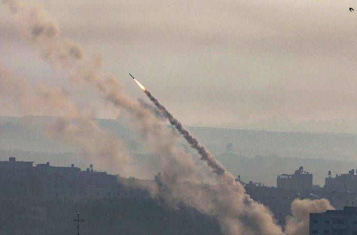 FOTOGRAFÍA. FRANJA DE GAZA (PALESTINA), 07 DE OCTUBRE DE 2023. Grupos de milicias de la organización terrorista islamista "Hamas", lanzan cohetes desde la franja costera de Gaza hacia Israel en la ciudad de Gaza. Efe