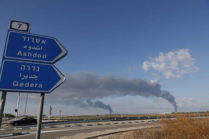 FOTOGRAFÍA. GEDERA (ISRAEL), 07 DE OCTUBRE DE 2023. El humo se eleva después de un impacto directo en la ciudad israelí de Gedera tras el lanzamiento de cohetes desde Gaza. Efe