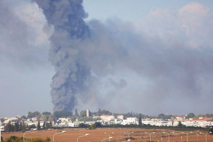 FOTOGRAFÍA. GEDERA (ISRAEL), 07 DE OCTUBRE DE 2023. El humo se eleva después de un impacto directo en la ciudad israelí de Gedera tras el lanzamiento de cohetes desde Gaza. Efe