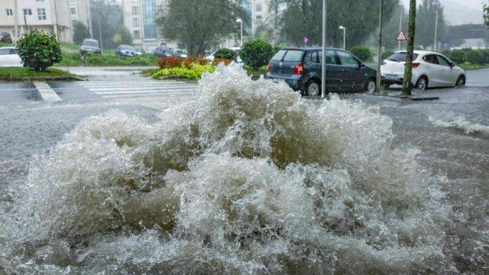 FOTOGRAFÍA. SANTIAGO DE COMPOSTELA (ESPAÑA), 28 DE OCTUBRE DE 2023. Numerosas incidencias por viento y lluvia, esta sábado en Santiago de Compostela, en la Comunidad autónoma de Galicia, Reino de España. La continua llegada de vientos húmedos desde el Atlántico dejará un fin de semana pasado por agua en el norte y oeste Peninsular, especialmente en Galicia, mientras que en el Mediterráneo se quedarán al margen de las lluvias y habrá predominio de ambiente templado. Efe