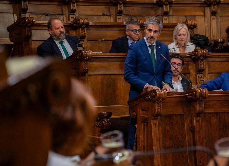FOTOGRAFÍA. BARCELONA (REINO DE ESPAÑA), 27 DE OCTUBRE DE 2023. Collboni es alcalde con pacto surrealista PP y ultraizquierda. Gonzalo de Oro-Pulido Plaza, presidente del Grupo municipal de VOX en el Ayuntamiento de Barcelona, interviene durante un Pleno Municipal del Ayuntamiento de la Ciudad Condal. Lasvocesdelpueblo (Ñ Pueblo)