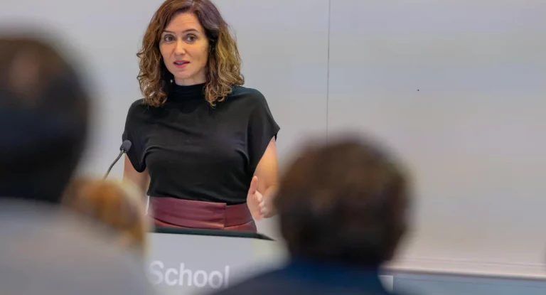 FOTOGRAFÍA. NUEVA YORK (ESTADOS UNIDOS), 14 DE OCTUBRE DE 2023. Ayuso sobre Casa Koldo: Es una "trama bañada con lingotes de oro y bolsas con miles de euros entregadas al PSOE". La presidente de la Comunidad de Madrid y dirigente dle Partido Popular (PP), Isabel Natividad Díaz Ayuso, se reúne con estudiantes de la Universidad de Columbia hoy, sábado 14 de octubre de 2023, en Nueva York (EEUU), donde la política española ha defendido el uso y aprendizaje del idioma oficial del Reino de España, el español, y la Hispanidad, con ello el legado de España en Hispanoamérica, citando el descubridor español Cristóbal Colón, y pidiendo huir de los grupos tóxicos que vociferen una leyenda negra contra el pasado glorioso y pacífico de España. Efe