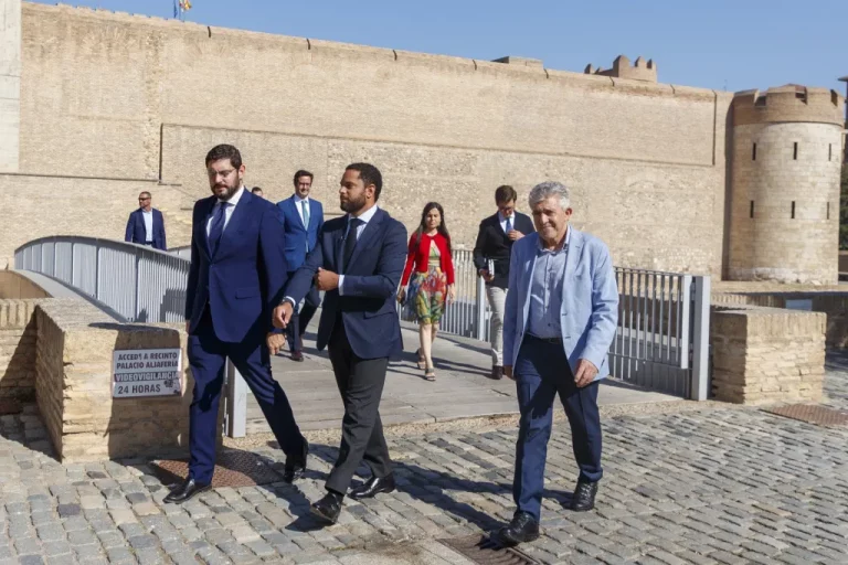 FOTOGRAFÍA. ZARAGOZA (ESPAÑA), 10 DE OCTUBRE DE 2023. El secretario general de VOX, Ignacio Garriga Vaz de Concicao (c), el vicepresidente primero del Gobierno aragonés, Alejandro Nolasco Asensio (VOX) (i), y el consejero de Agricultura del Gobierno de Aragón, Ángel Samper Secorún (VOX) (d), en los jardines de La Aljafería. Efe