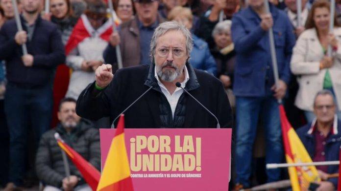 FOTOGRAFÍA. PLAZA DE COLÓN DE MADRID (COMUNIDAD DE MADRID) ESPAÑA, 29 DE OCTUBRE DE 2023. "Es un honor para mí" estar en VOX, aseguró Juan Carlos Girauta. En la imagen, Juan Carlos Girauta Vidal, abogado, escritor, periodista, columnista, ensayista, tertuliano, traductor y político español y presidente de la asociación PieEnPared, durante su intervención. Centenares de miles de personas, movilizadas por la Fundación Denaes para la defensa de la nación española, inundan Plaza Colón de Madrid y aledaños contra la amnistía y el golpe de estado que va perpetrar el presidente de Gobierno de coalición en funciones de España, Pedro Sánchez Pérez Castejón, y el Partido Socialista contra la democracia española y, principalmente, contra la separación de poderes, anulando el poder judicial, para seguir en el poder con apoyos de filoterroristas, separatistas, golpistas y fugados de la Justicia española. Lasvocesdelpueblo (Ñ Pueblo)