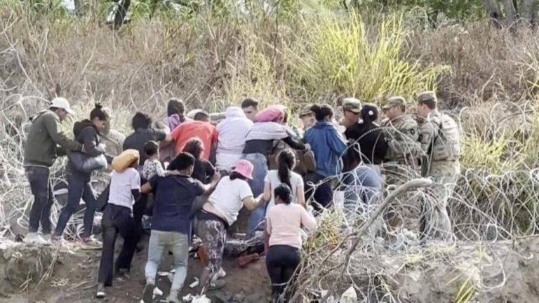 Inmigrantes ilegales inician la entrada por la fuerza a Estados Unidos desde Matamoros (México) frontera con Brownsville (EEUU)