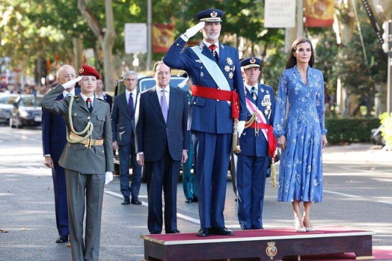 FOTOGRAFÍA. MADRID (ESPAÑA), 12 DE OCTUBRE DE 2023. ¡Majestad actúe; España despierta!. Sus Majestades los Reyes de España, Felipe Juan Pablo Alfonso de Todos los Santos de Borbón y Grecia (Felipe VI) y la reina Letizia Ortiz Rocasolano, junto a Su Alteza Real la Princesa de Asturias y heredera del trono, la cadete del Ejército de Tierra Leonor de Borbón y Ortiz, presidente la celebración de la fiesta nacional de España y la Hispanidad en Madrid. Estuvieron presentes el Presidente del Gobierno de coalición en funciones de España y secretario general del Partido Socialista, Pedro Sánchez Pérez-Castejón, y autoridades del Estado, miembros del Gobierno, Presidentes de Comunidades Autónomas presentes en el acto -plantaron a sus majestades y a la heredera de la Corona española los presidentes de la regiones españolas dominadas por los grupos separatistas y españoles renegados: Comunidad autónoma de Cataluña y Comunidad autónoma de las Vascongadas, pere Aragonés García (ultraizquierda separatista ERC) e Iñigo Urkullu Renteria (derecha separatista PNV), respectivamente- y autoridades del Ministerio de Defensa y de Interior. Casa Real/lasvocesdelpueblo (Ñ Pueblo)