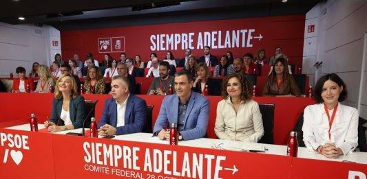 FOTOGRAFÍA. MADRID (ESPAÑA), 28 DE OCTUBRE DE 2023. El presidente del Gobierno de coalición en funciones de España y líder del partido Socialista, Pedro Sánchez Pérez Castejón (c), junto a la vicesecretaria general María Jesús Montero (2d) y el secretario de Organización, Santos Cerdán (2i), entre otros, durante la reunión de Comité Federal del PSOE, este sábado en la sede de calle Ferraz, en Madrid, donde ha defendido una ley de amnistía al golpe de estado de 2017 en Cataluña. "En el nombre de España, en el interés de España, en defensa de la convivencia entre españoles, defiendo hoy la amnistía en Cataluña por los hechos acaecidos en la década pasada", ha dicho un Pedro Sánchez Pérez Castejón que necesita los votos de los golpistas y filoetarras para ser investido nuevo presidente de Gobierno de España. Efe