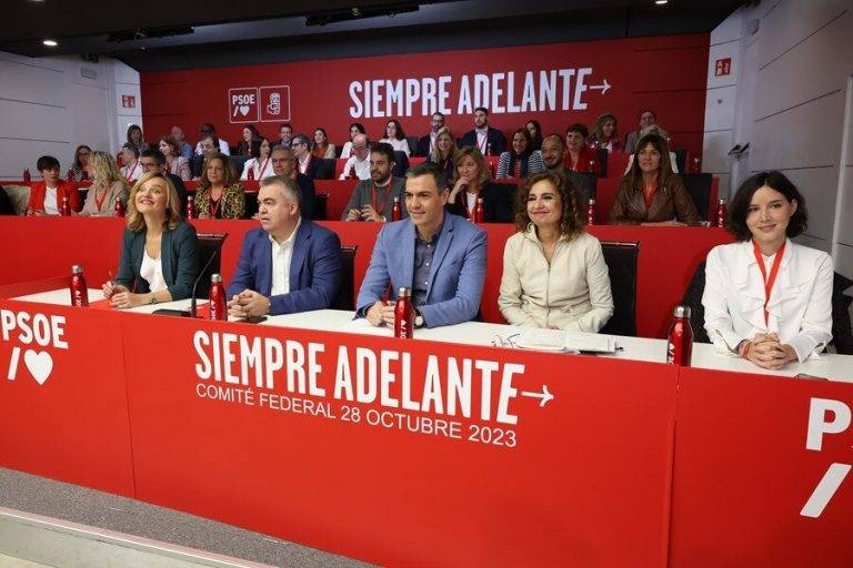 FOTOGRAFÍA. MADRID (ESPAÑA), 28 DE OCTUBRE DE 2023. El presidente del Gobierno de coalición en funciones de España y líder del partido Socialista, Pedro Sánchez Pérez Castejón (c), junto a la vicesecretaria general María Jesús Montero (2d) y el secretario de Organización, Santos Cerdán (2i), entre otros, durante la reunión de Comité Federal del PSOE, este sábado en la sede de calle Ferraz, en Madrid, donde ha defendido una ley de amnistía al golpe de estado de 2017 en Cataluña. "En el nombre de España, en el interés de España, en defensa de la convivencia entre españoles, defiendo hoy la amnistía en Cataluña por los hechos acaecidos en la década pasada", ha dicho un Pedro Sánchez Pérez Castejón que necesita los votos de los golpistas y filoetarras para ser investido nuevo presidente de Gobierno de España. Efe