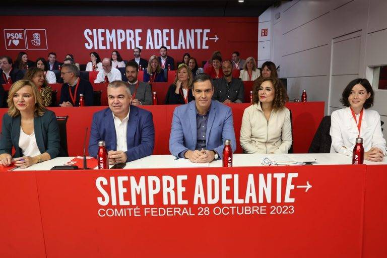 FOTOGRAFÍA. MADRID (ESPAÑA), 28 DE OCTUBRE DE 2023. El presidente del Gobierno de coalición en funciones de España y líder del partido Socialista, Pedro Sánchez Pérez Castejón (c), junto a la vicesecretaria general María Jesús Montero (2d) y el secretario de Organización, Santos Cerdán (2i), entre otros, durante la reunión de Comité Federal del PSOE, este sábado en la sede de calle Ferraz, en Madrid, donde ha defendido una ley de amnistía al golpe de estado de 2017 en Cataluña. "En el nombre de España, en el interés de España, en defensa de la convivencia entre españoles, defiendo hoy la amnistía en Cataluña por los hechos acaecidos en la década pasada", ha dicho un Pedro Sánchez Pérez Castejón que necesita los votos de los golpistas y filoetarras para ser investido nuevo presidente de Gobierno de España. Efe