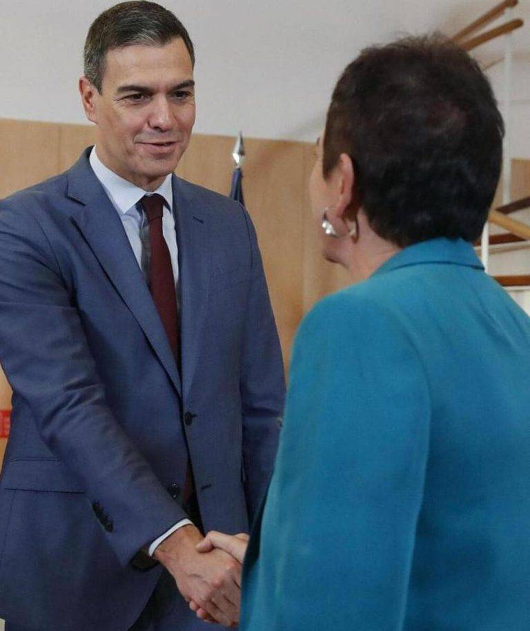 Una mano manchada de sangre contamina a la otra