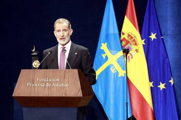 El rey: «Las soluciones llegarán de la unidad nunca de la división»
