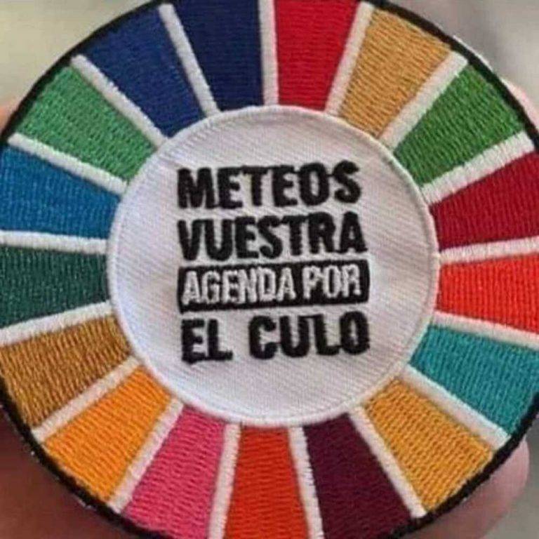 FOTOGRAFÍA. BARCELONA (ESPAÑA), 03 DE OCTUBRE DE 2023. La Agenda 2030 es antihumanismo. . Un detalle de un cartel de la disidencia antiglobalista frente a la agenda globalista "Agenda 2030". Los disidentes claman: "Meteros vuestro Agenda por el culo". Lasvocesdelpueblo (Ñ Pueblo)