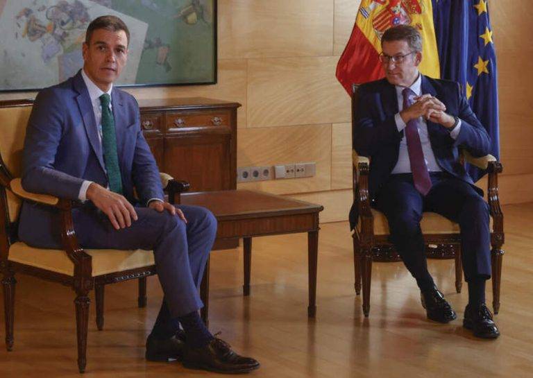 FOTOGRAFÍA. MADRID (ESPAÑA), 09 DE OCTUBRE DE 2023. El PP urge a Pedro Sánchez a presentar su dimisión tras informaciones de la UCO sobre caso Koldo. El presidente del gobierno en funciones, Pedro Sánchez (i), mantiene una reunión con el presidente del Partido Popular, Alberto Núñez Feijóo, este lunes en el Congreso de los Diputados en Madrid. Efe