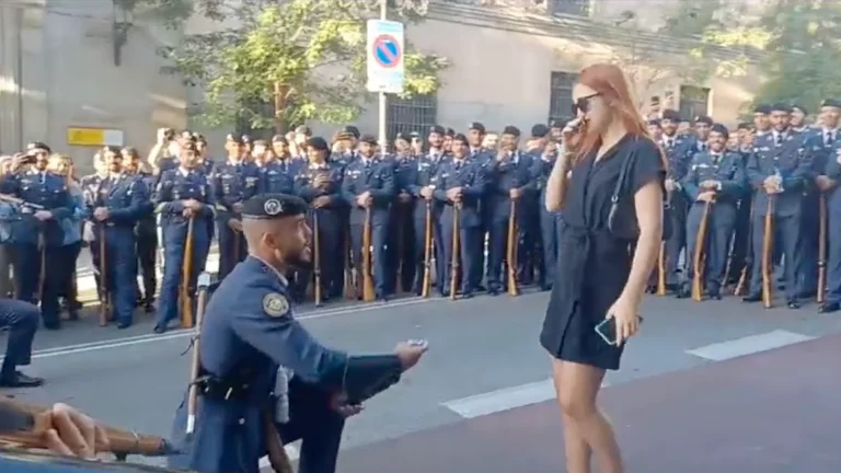 12-O| Soldado pide matrimonio a su pareja en el desfile de la Hispanidad