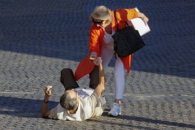 FOTOGRAFÍA. BARCELONA (ESPAÑA), 10 DE OCTUBRE DE 2023. La mujer de Negreira entre ingresó 3.000.000 € entre 1992 y 2023. El exvicepresidente del Comité Técnico de Árbitros (CTA) José María Enríquez Negreira ha tropezado este martes mientras llegaba al Instituto de Medicina Legal de Cataluña, donde tenía que ser examinado por un forense para certificar si padece síntomas de demencia, como ha alegado su defensa ante el juez. Efe