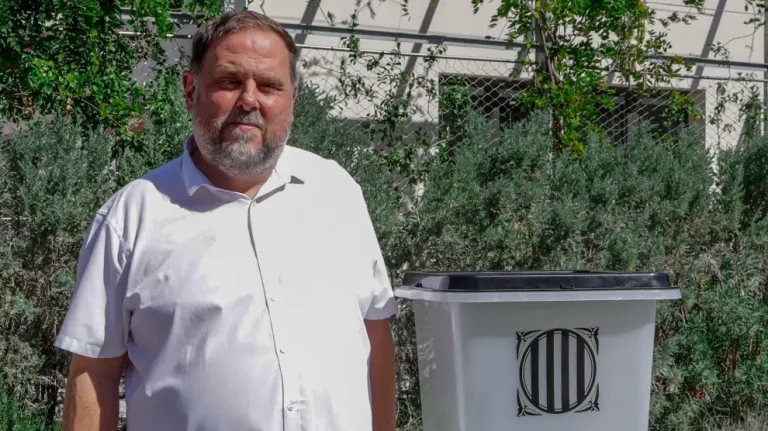 FOTOGRAFÍA. IGUALADA (BARCELONA) ESPAÑA, 30 DE SEPTIEMBRE DE 2023. ERC: Ahora todo el mundo quiere ser republicano. El golpista separatista, preso del Procés indultado por parte del gobierno de coalición de España de Pedro Sánchez y presidente de la ultraizquierda separatista ERC, Oriol Junqueras Vies, participa en la localidad catalana de Igualada, en la provincia de Barcelona, en un acto antiespañol en conmemoración del sexto aniversario del referéndum ilegal del 1 de octubre.El presidente del ERC Oriol Junqueras, participa en Igualada en un acto en conmemoración del sexto aniversario del referéndum de autodeterminación no autorizado por el Tribunal Superior de Justicia de Cataluña y el Tribunal Constitucional del pasado 1 de octubre de 2017 (1-O). Efe